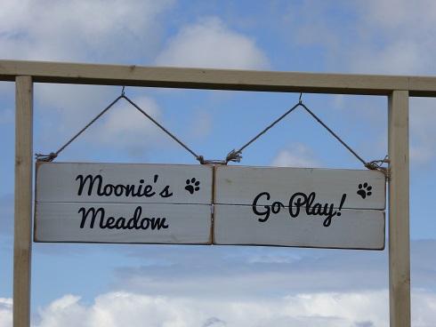 Moonies_Meadow_sign.jpg